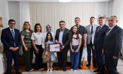 Vali Sözer’den evde eğitim gören öğrenciye karne sürprizi