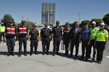Vali Vekili Boztepe Bayram Öncesi Araçları Denetledi, Sonra Lokum İkram Etti
