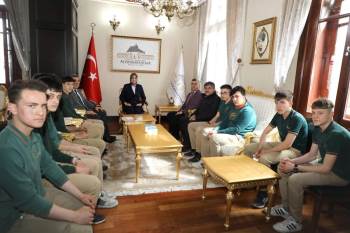 Vali Yiğitbaşı, Depremzedeler İçin Gönüllü Çalışan Öğrencileri Makamına Kabul Etti
