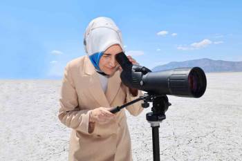 Vali Yiğitbaşı, Flamingoların Göl Üzerindeki Eşsiz Uçuşunu İzledi
