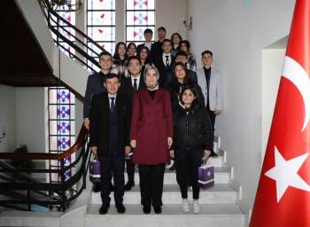 Vali Yiğitbaşı, Gençlerin Kariyer Planlarını Dinledi
