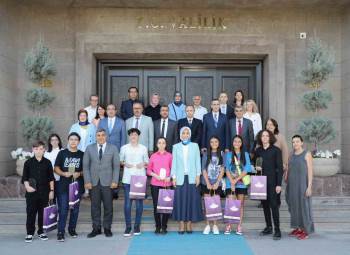 Vali Yiğitbaşı, Lgs Şampiyonlarını Ağırladı
