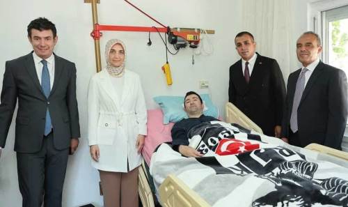 Vali Yiğitbaşı’ndan anlamlı ziyaret: Beşiktaş forması ile moral verdi