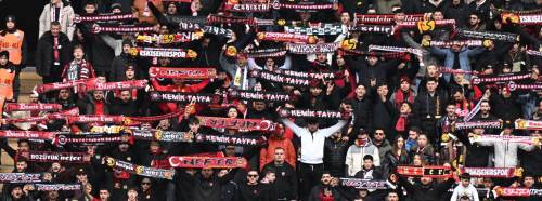 Vali Yılmaz Eskişehirspor'a tribünden destek verdi!