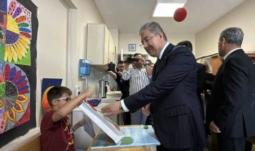 Vali Yılmaz hastanede tedavi gören öğrencileri karne gününde unutmadı