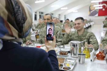 Validen, Ramazan’In Son İftarında Mehmetçik Annesine Sürpriz
