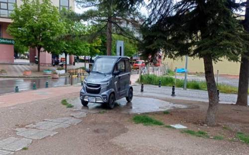 Vardar İş Merkezi önündeki boş alandaki küçük araba dikkat çekti