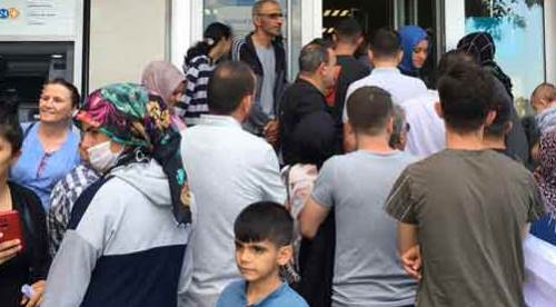 Vatandaş bankalara akın etti