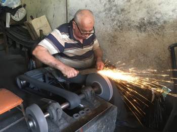 Vatandaş Bıçakçı Kuyruğunda
