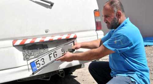 Vatandaş o plakaları sökmeye başladı