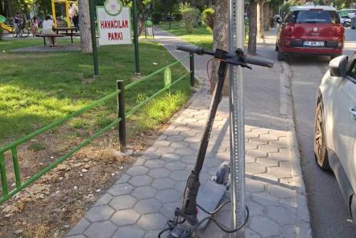 Vatandaş tepkili: "Scooterlar gelişi güzel bırakılmasın"
