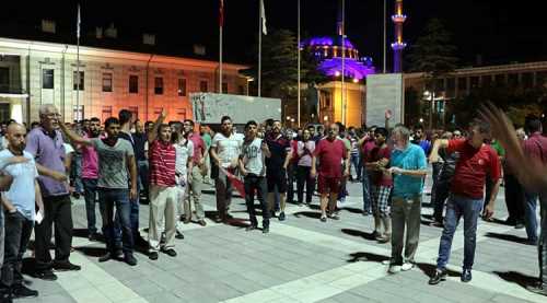 VATANDAŞLAR DARBEYE KARŞI ÇIKTI