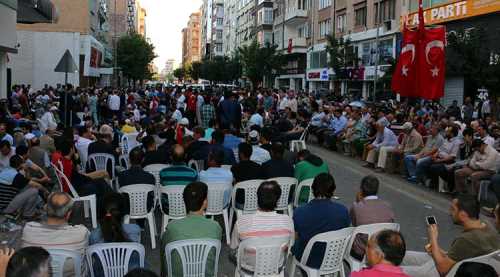 VATANDAŞLAR ESKİŞEHİR'DE DARBE NÖBETİNDE