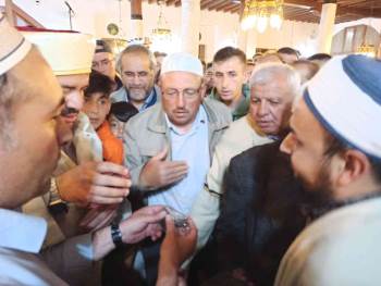 Vatandaşlar Sakal-I Şerif Görmek İçin Bir Birleriyle Yarıştı
