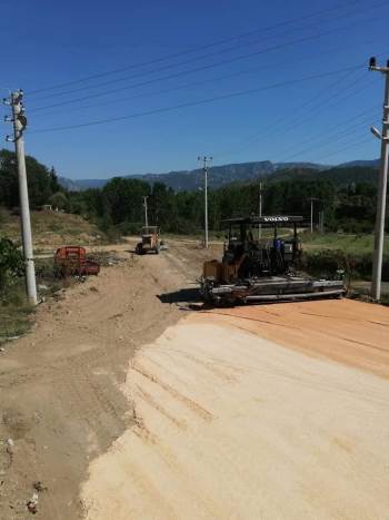Vatandaşların Büyük Sıkıntı Çektiği Yolda Asfalt Çalışması Başladı

