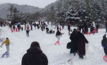 Vatandaşların Leğen, Poşet Veya Kızakla Kayak Keyfi
