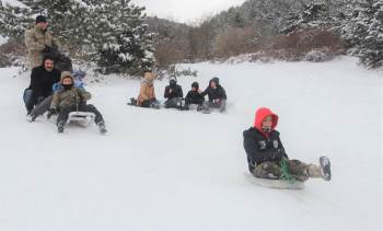 Vatandaşların Leğen, Poşet Veya Kızakla Kayak Keyfi
