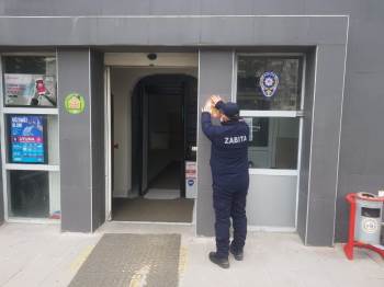 Vatandaşların Yoğun Kullandığı Yerlere "Sağlığın İçin Evde Kal" Etiketi Yapıştırıldı
