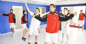 Zumba ve çiftetelli eşliğinde antrenman