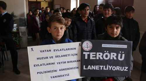 Vehbi Koç Ortaokulu şehitler için yürüdü