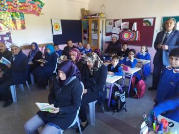 Veliler, Çocuklarıyla Aynı Sırada Kitap Okuyor
