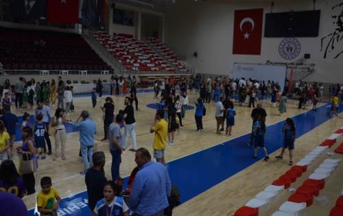 Veliler törene akın etti