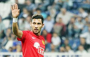 Veysel ile masaya oturuluyor