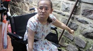 Vicdansızlar engelli kızın çantasını kapkaç yaptı