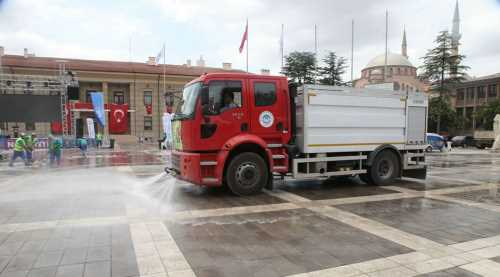 Vilayet Meydanı’na gül suyu 