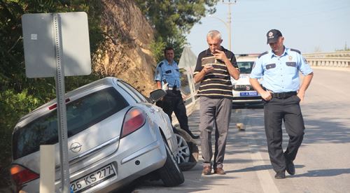 Virajı alamadı karşı şeride geçti