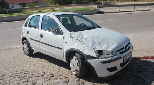 Virajı alamadı yoldan çıktı