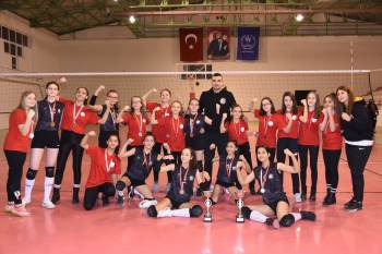 Voleybol Küçük Kızlar Kategorisi İl Şampiyonası Sona Erdi
