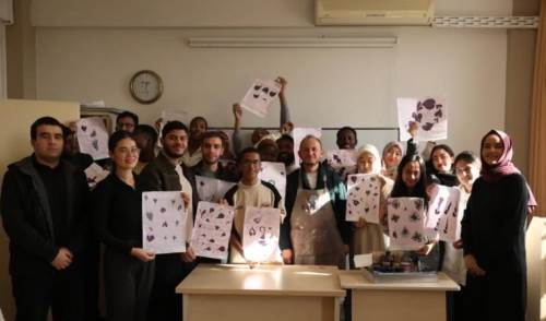 Yabancı öğrenciler ebru sanatını keşfetti