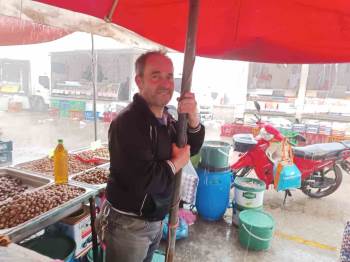 Yağışa Hazırlıksız Yakalanan Pazarcı Esnafı Zor Anlar Yaşadı
