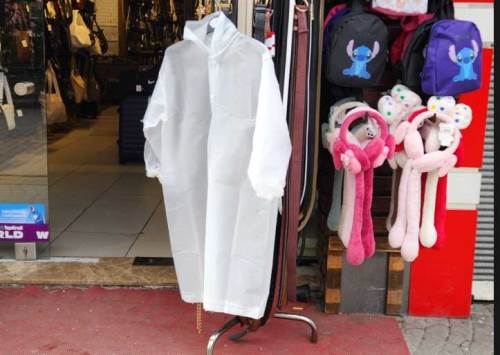 Yağışlı hava mağaza vitrinlerini değiştirdi