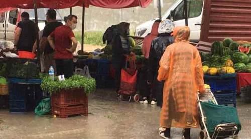 Yağmur, Eskişehir'de pazar alışverişini de vurdu!