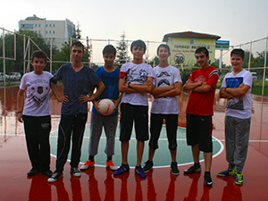 Yağmur altında futbol keyfi