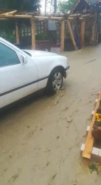 Yağmur Sonrası Göl Ve Dere Taştı, Restoran Sular Altında Kaldı
