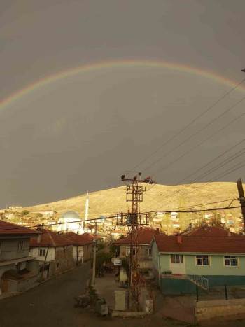 Yağmur Sonrası Ortaya Çıkan Gökkuşağı Gökyüzünde Görsel Şölen Oluşturdu
