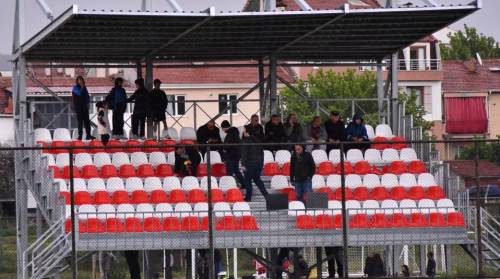 Yağmur taraftarlara zor anlar yaşattı