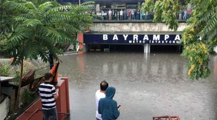 Yağmur ve fırtına İstanbul'u esir aldı!