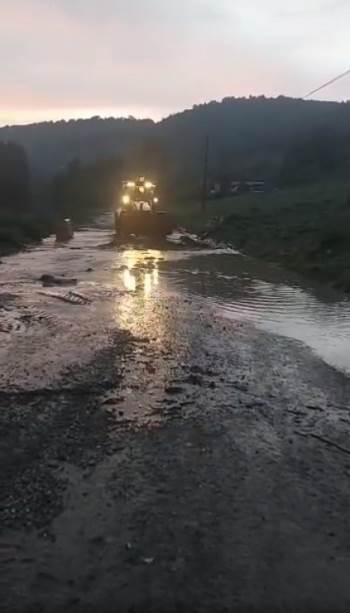 Yağmurdan Dolayı Kapanan Yollarda Belediye Ekipleri Uzun Mesai Harcadı
