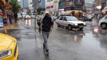 Yağmurdan Masa Örtüsüyle Korundu
