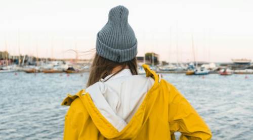 Yağmurluk Seçerken Bilmeniz Gerekenler: Fonksiyonellikten Modaya, Kumaşlardan Özelliklere Kapsamlı Bir Rehber