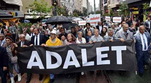 Yağmurun altında adalet yürüyüşü