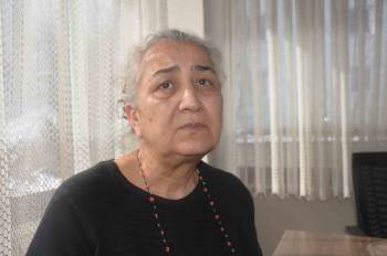 Yakınları Göçük Altında Olan Kadın Depremzedelere Bir Nebze Yardımcı Olabilmek İçin Canla Başla Çalışıyor
