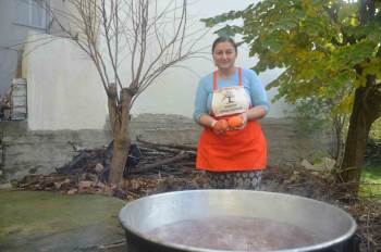 Yaklaşık 1 Asırdır Aynı Yöntemle Hurma Pekmezi Yapıyorlar
