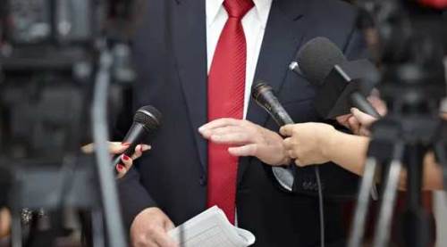 Yalancı siyasetçi çok avantajlı!