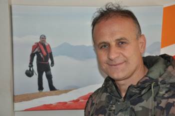 Yamaç Paraşütü İle Atlayan Sanatçı Bin Metre Yükseklikte Şarkı Söyledi
