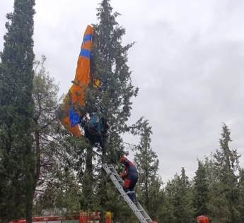 Yamaç paraşütü yaparken ağaca takıldı!